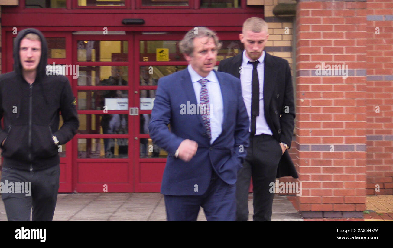 L'attaquant de Sheffield United (à droite) Oliver McBurnie quitte Leeds Magistrates Court après le refus d'un chef de l'alcool au volant. Banque D'Images