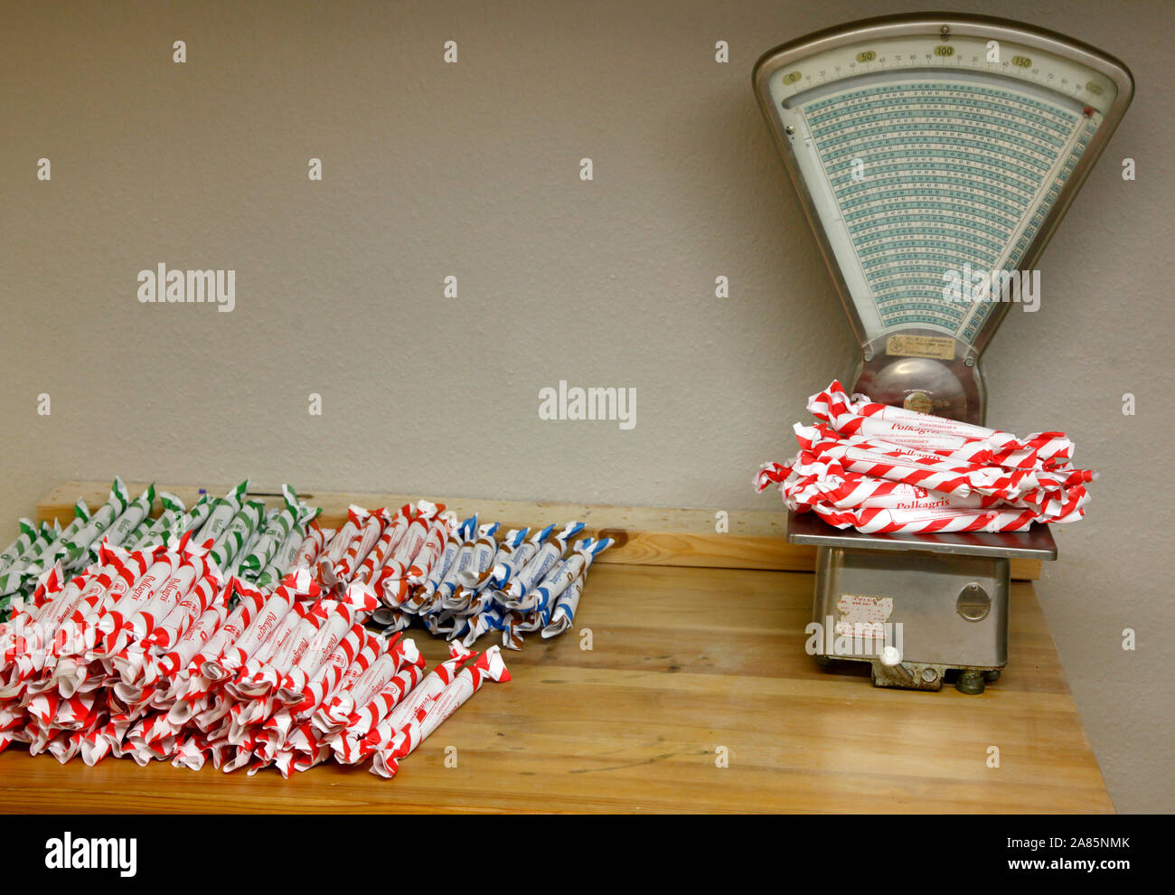 Polkagris à Polkagris boulangerie Baker dans le centre de Gränna. Jeppe Photo Gustafsson Banque D'Images