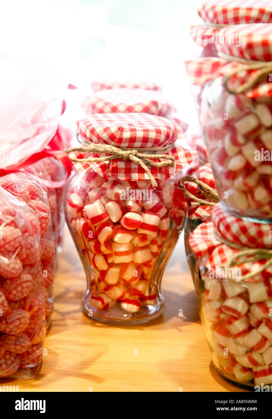 Polkagris à Polkagris boulangerie Baker dans le centre de Gränna. Jeppe Photo Gustafsson Banque D'Images