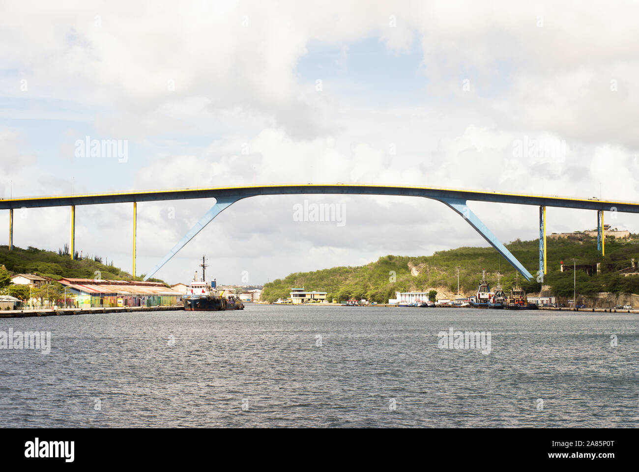 La reine Juliana Bridge est un pont routier à quatre voies de l'autre côté de Anna Bay à Willemstad, Curaçao Banque D'Images