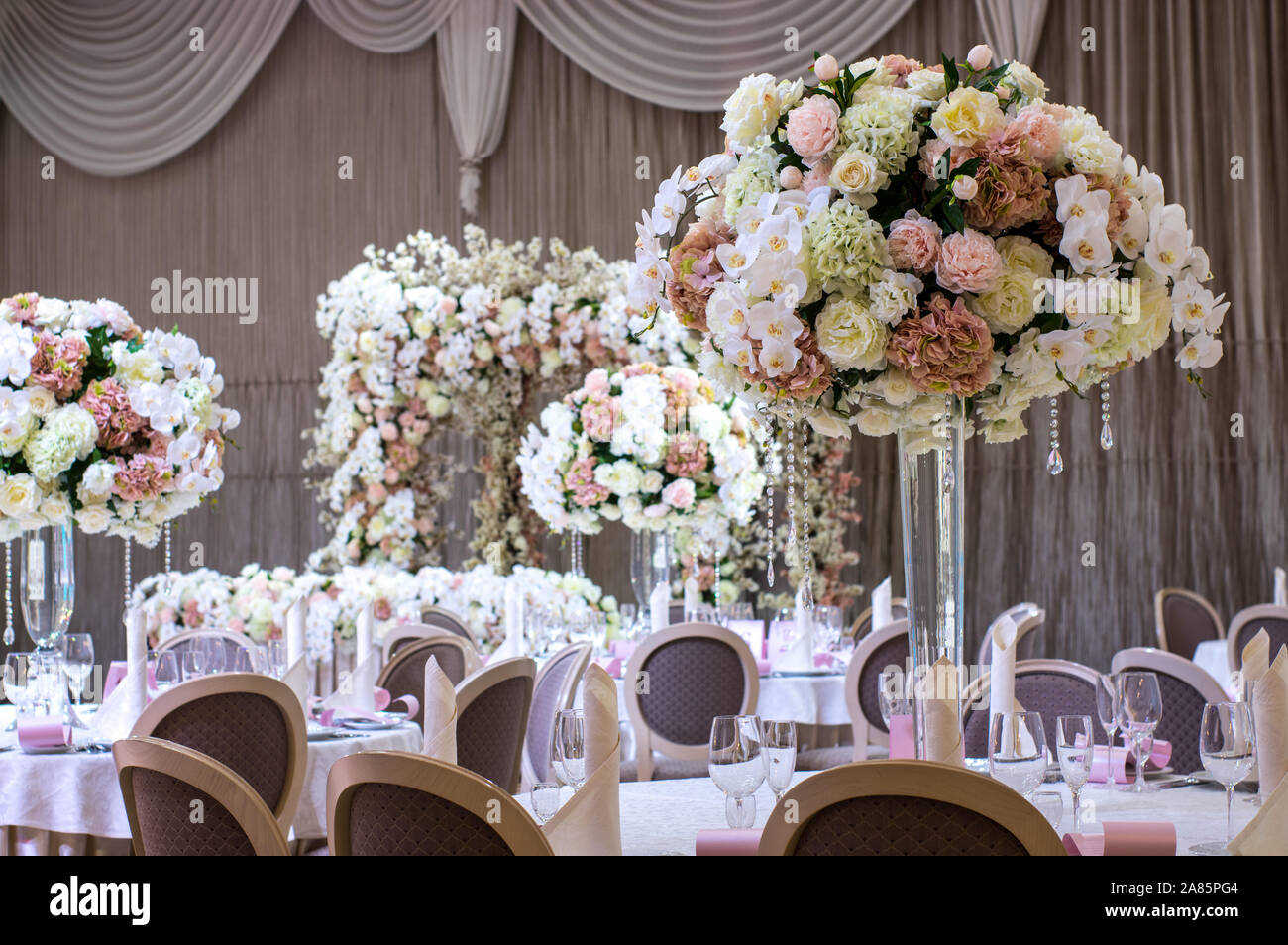 Décorations de table de mariage avec des roses blanches et bois Banque D'Images