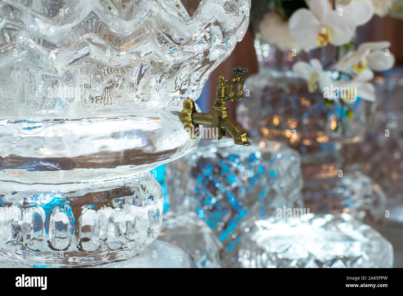 Décorations pour banquet avec découpe forme des blocs de glace et des fleurs Banque D'Images