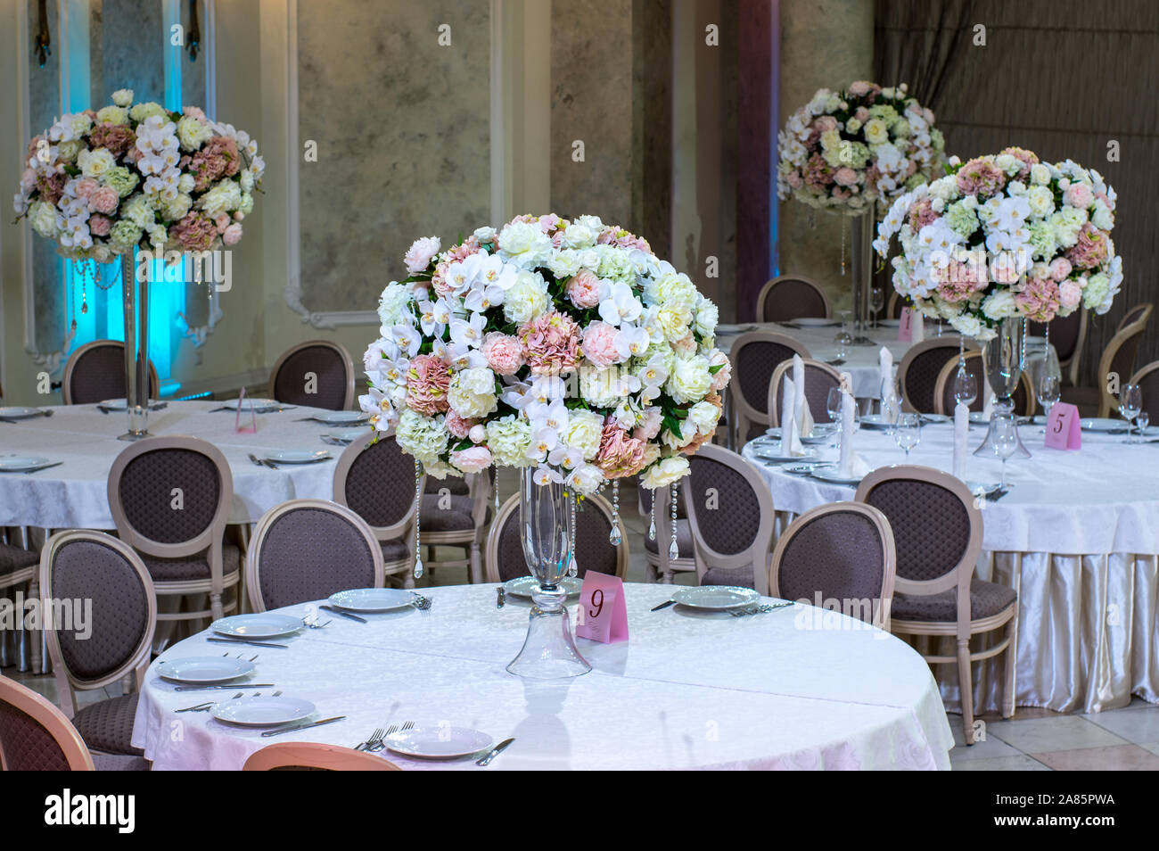 Décorations de table de mariage avec des roses blanches et bois Banque D'Images