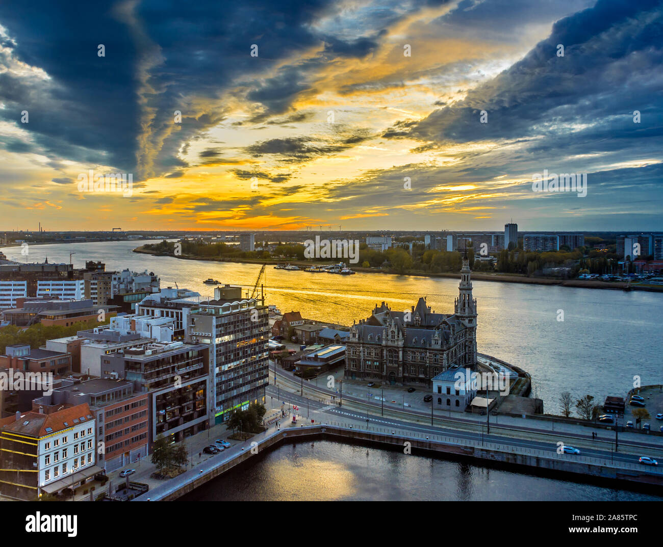 Soir vue depuis le toit du MAS (Museum aan de Stroom) à travers l'Escaut, Anvers, Belgique. Banque D'Images