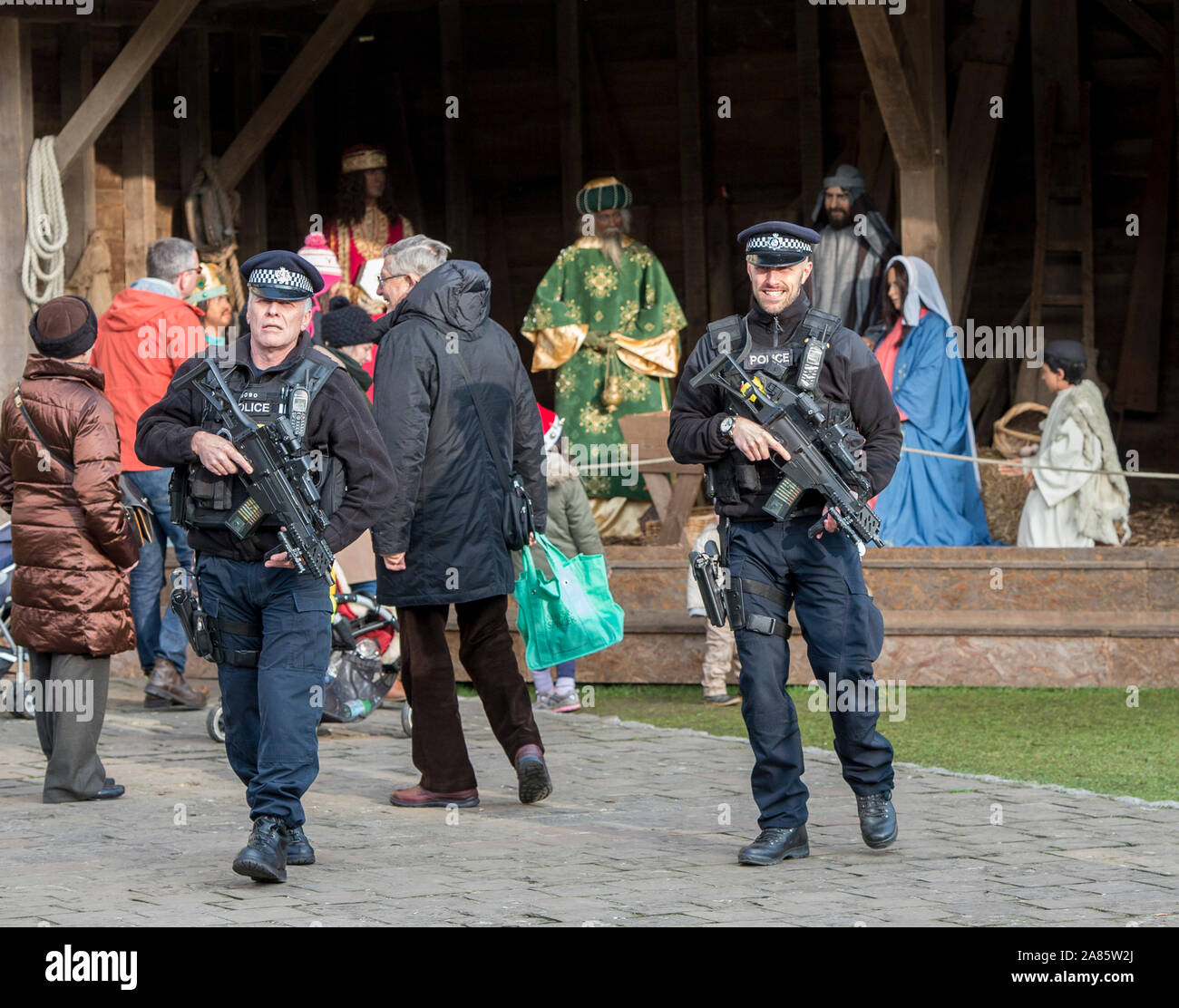 La police armée patrouille dans la Cathédrale de Canterbury dans le Kent pour rassurer les membres du public à la suite des attentats perpétrés au festival de Noël à Berlin en décembre 2016. Banque D'Images