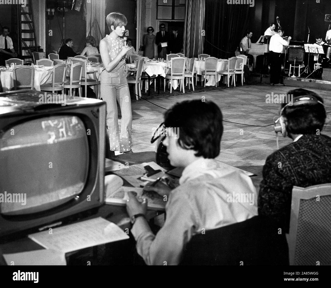 Le 1 mai, 1966 - Londres, Angleterre, Royaume-Uni - chanteuse pop CILLA BLACK, au top des signataires pop était au Savoy Hôtel aujourd'hui faire un film en couleur pour la télévision américaine appelée ''Cilla au Savoy'' c'est aussi être filmé en noir et blanc et peut être affichée dans ce pays plus tard. Cilla est le chant et la danse sur scène lors de l'enregistrement de son émission spéciale. (Crédit Image : © Keystone Press Agency/Keystone USA par ZUMAPRESS.com) Banque D'Images