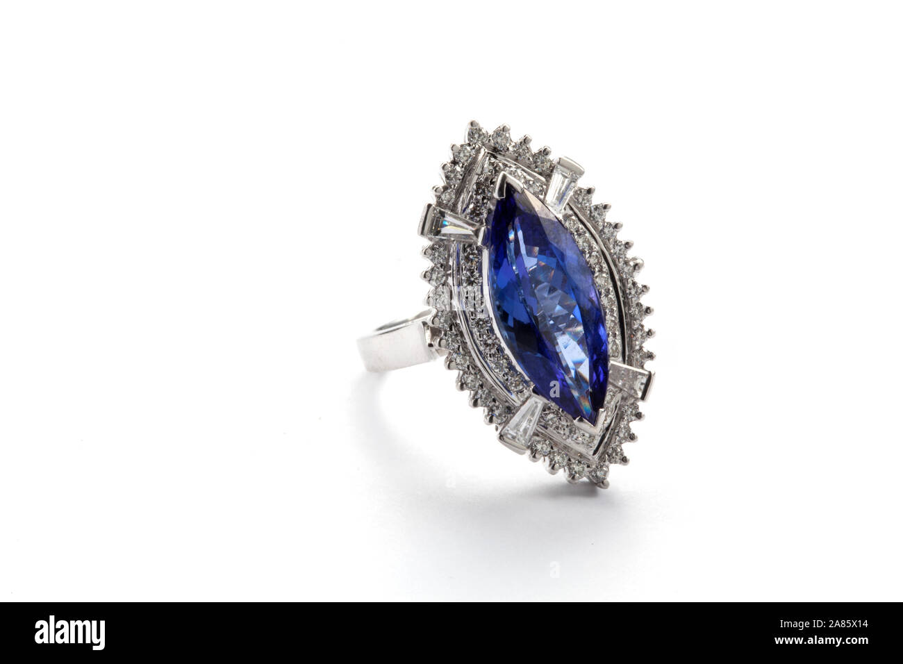 Grande bague diamants tanzanite et marquisecut Banque D'Images