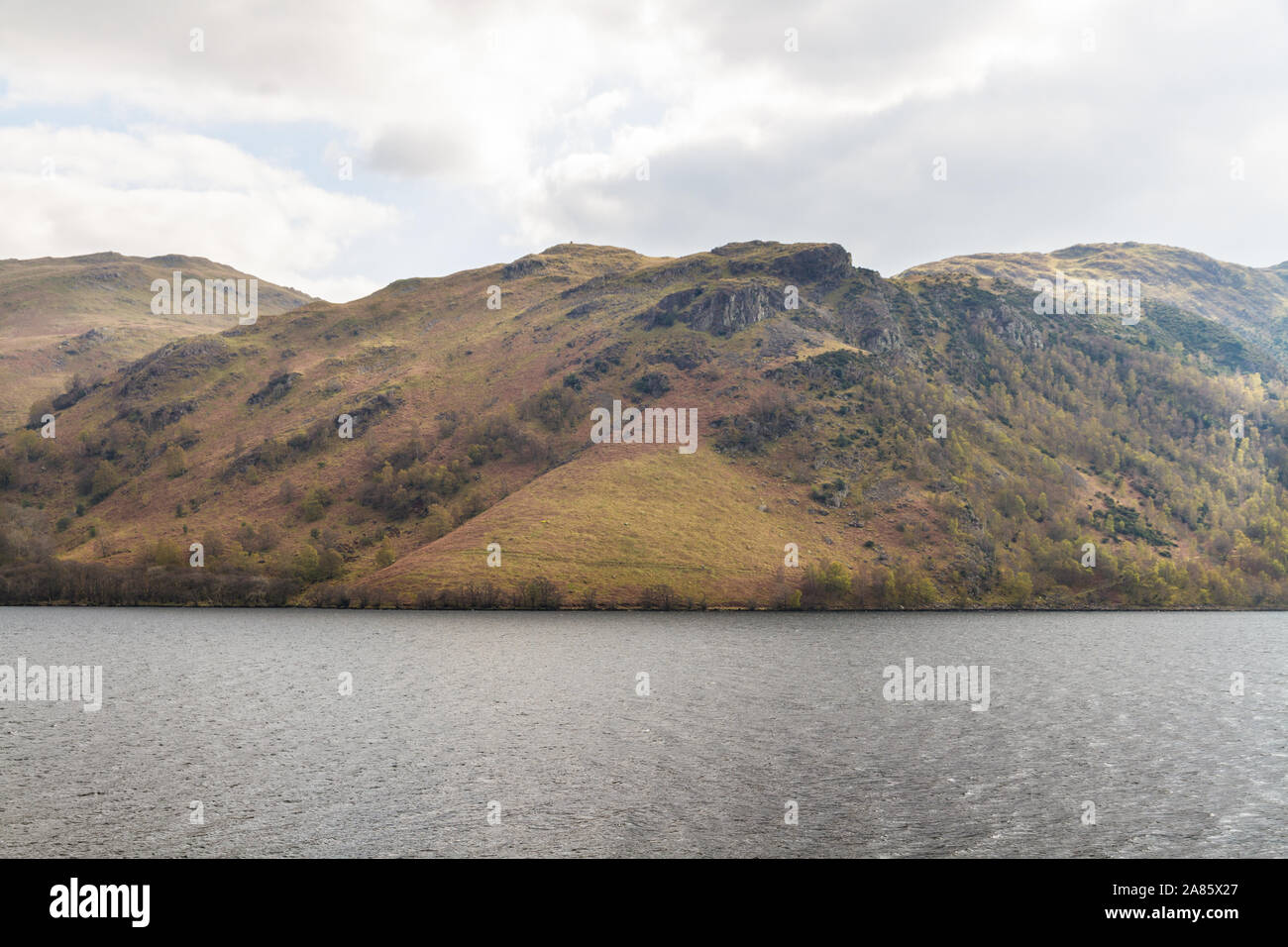 Ullswater lake au premier plan et mountain hill High Hartsop Dodd derrière. Lake District, Cumbria, Royaume-Uni, le paysage. Banque D'Images