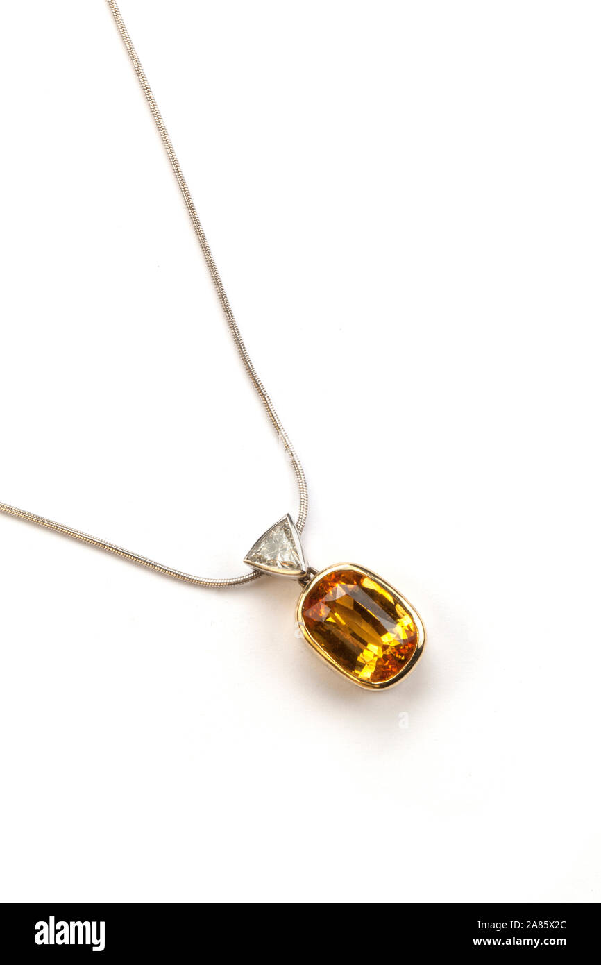 Saphir jaune et diamants pendentif en or collier, Banque D'Images