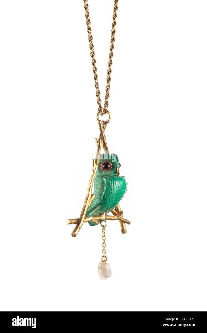 Pelez et d'eau douce sculpté malachite green owl collier en or pendentif. Banque D'Images