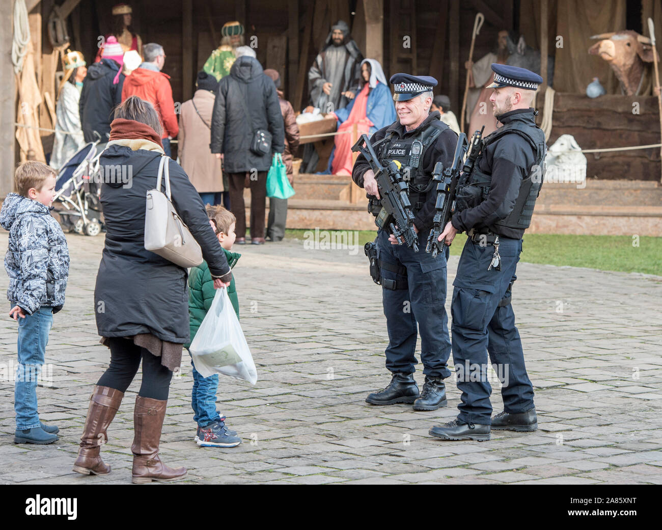 La police armée patrouille dans la Cathédrale de Canterbury dans le Kent pour rassurer les membres du public à la suite des attentats perpétrés au festival de Noël à Berlin en décembre 2016. Banque D'Images