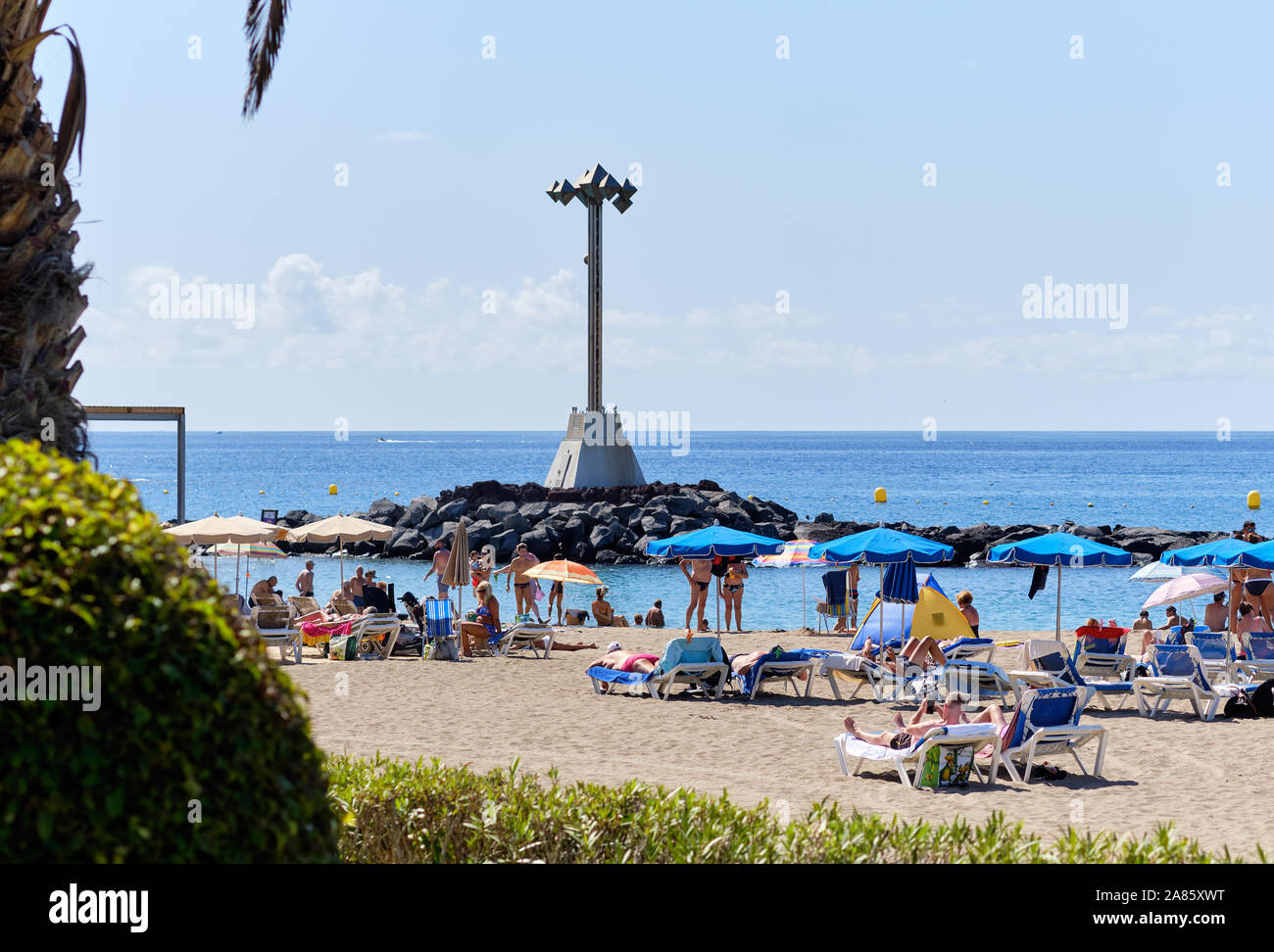 Tenerife, Espagne - 13 octobre 2019 : Les gens en train de bronzer sur une plage de sable de Playa de los Cristianos, profiter des eaux chaudes de l'océan Atlantique, Tenerife, Canaries Banque D'Images