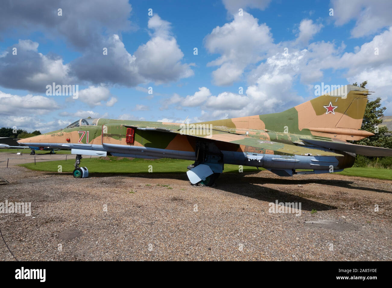 Un Mikoyan-Gourevitch MiG-27K "Flogger" d'attaque au sol à l'affiche au Musée de l'air de Newark, Nottinghamshire, Angleterre. Banque D'Images