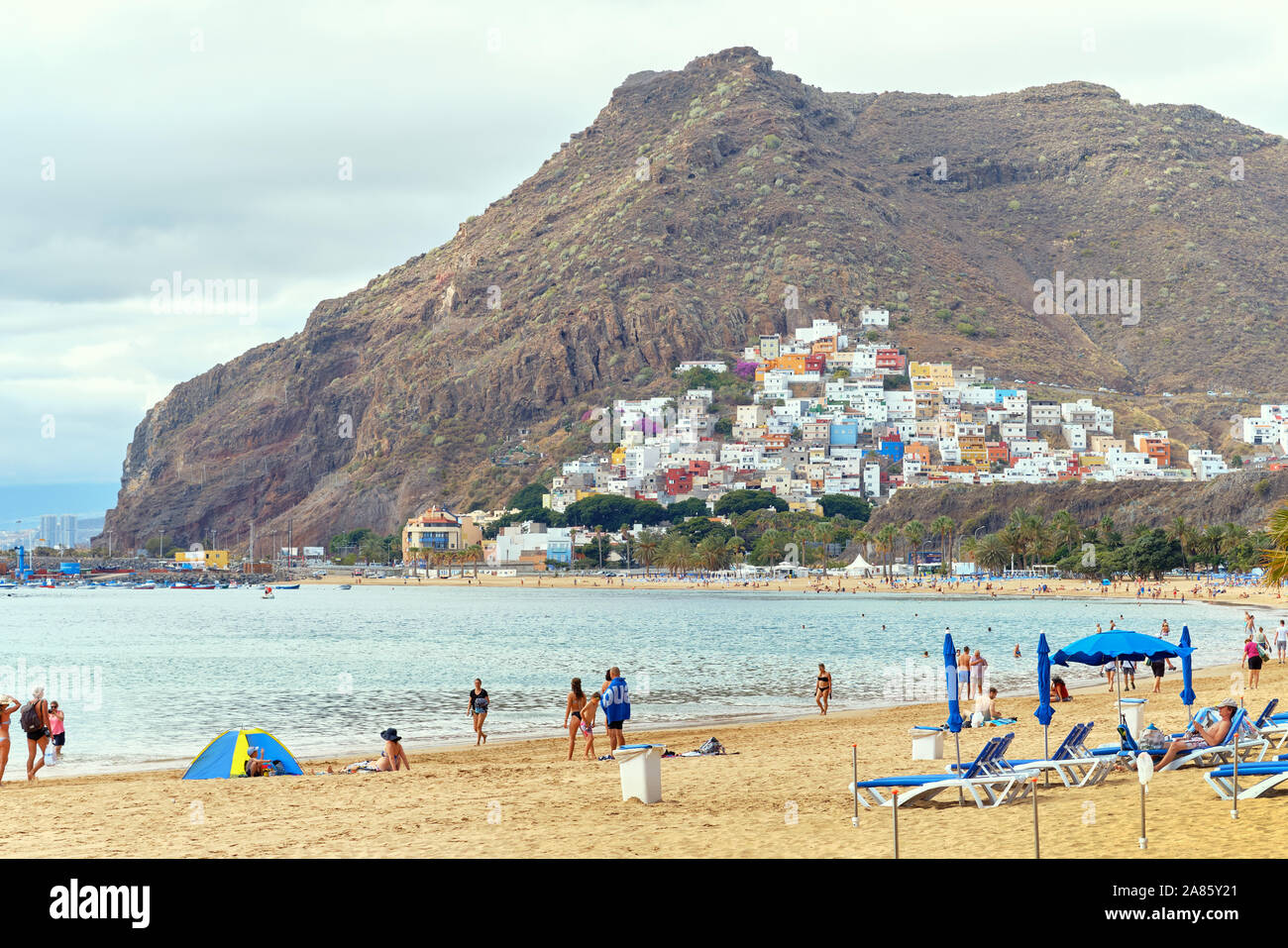 Tenerife, Espagne - 13 octobre 2019 : les vacanciers à bronzer sur la plage pittoresque de sable de Playa de Las Teresitas, îles de Canaries, Espagne Banque D'Images
