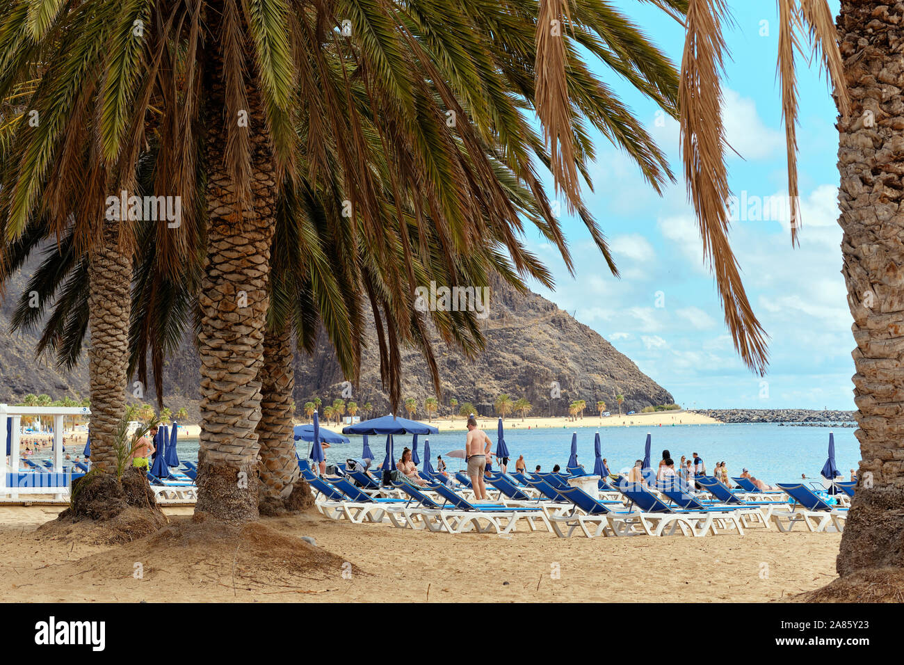 Tenerife, Espagne - 13 octobre 2019 : Les gens en train de bronzer sur une plage pittoresque de sable de Playa de Las Teresitas, îles de Canaries, Espagne Banque D'Images