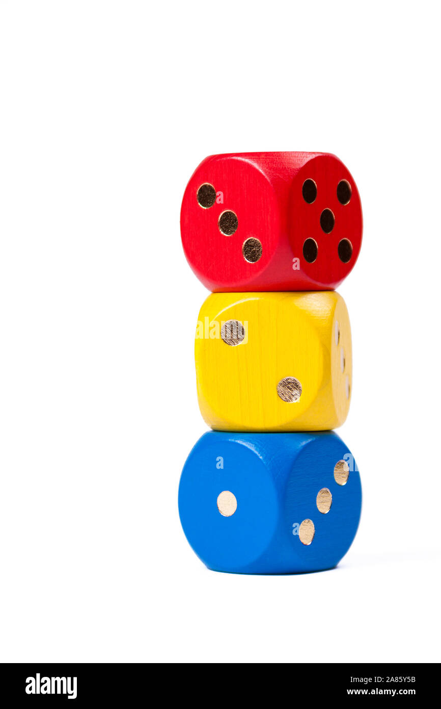 Trois dés colorés dans les couleurs primaires empilées les uns sur les autres isolés sur fond blanc montrant les nombres un, deux, trois. Rouge, jaune, bleu. Tour de Banque D'Images