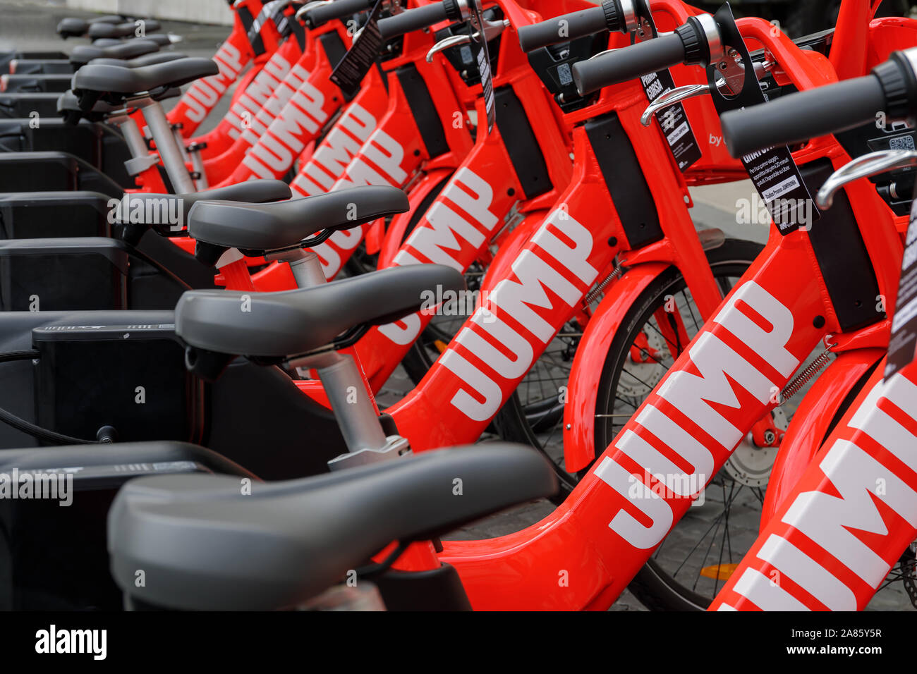 Rome, Italie - 5 novembre, 2019 : service de location de vélos électriques sur la Piazza della Repubblica. Super saut, l'assistance électrique de la location de vélos en libre-service pour se déplacer dans la ville démarre pour la première fois dans la capitale. Banque D'Images