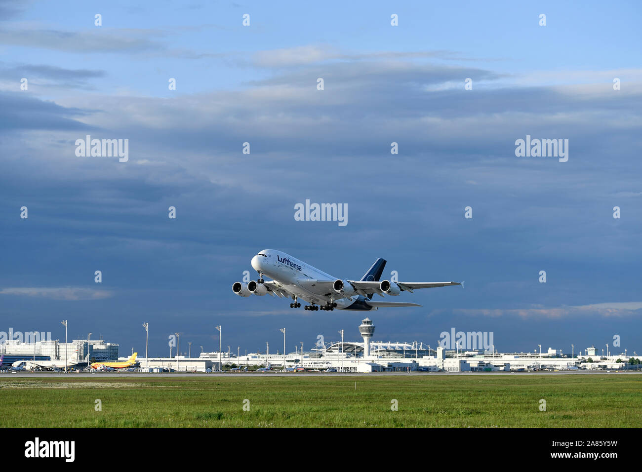 Lufthansa, Airbus, l'A380-800, démarrer, l'aéroport de Munich, Flughafen München, Flughafen München (MUC), qui fusionnent, 85399, Munich, Bavaria, Germany, Europe Banque D'Images