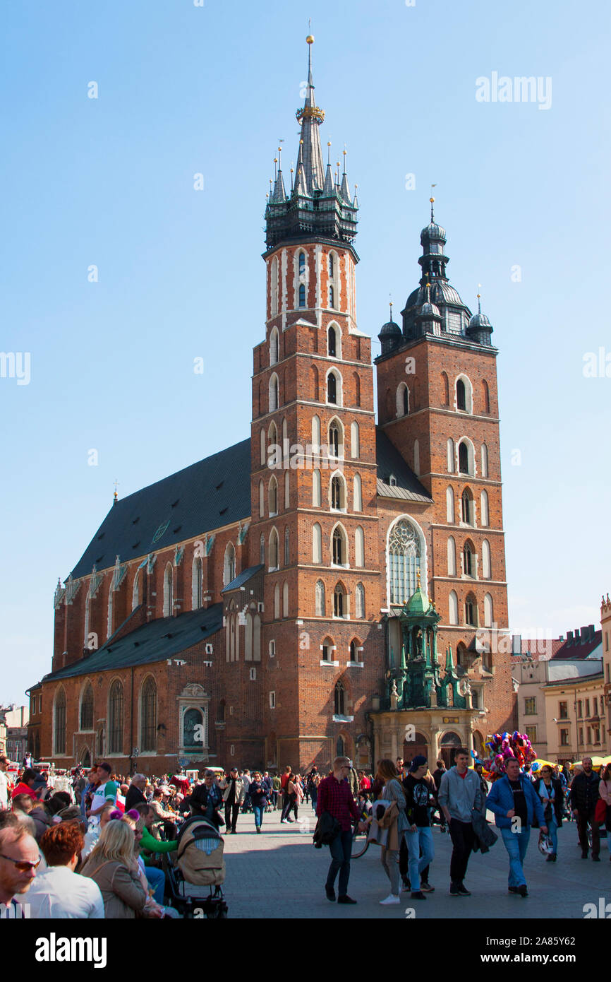 La basilique Sainte-Marie (église Notre Dame élevée au ciel) / à Cracovie Cracovie, Pologne, voir pendant la journée, des sites célèbres de Cracovie, journée ensoleillée Banque D'Images