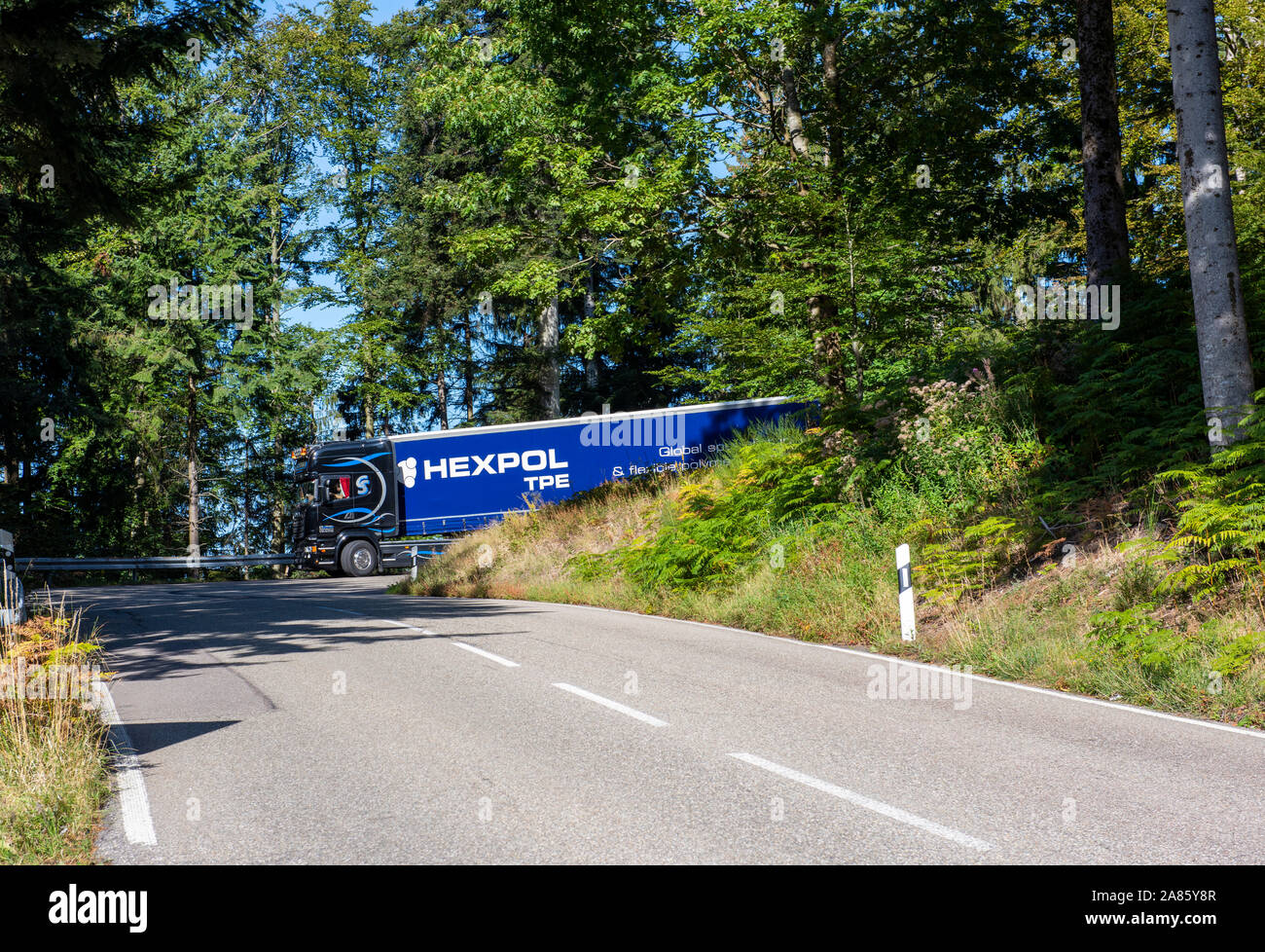 La conduite d'un camion à travers les routes sinueuses de la Forêt-Noire, Allemagne Europe EU Banque D'Images
