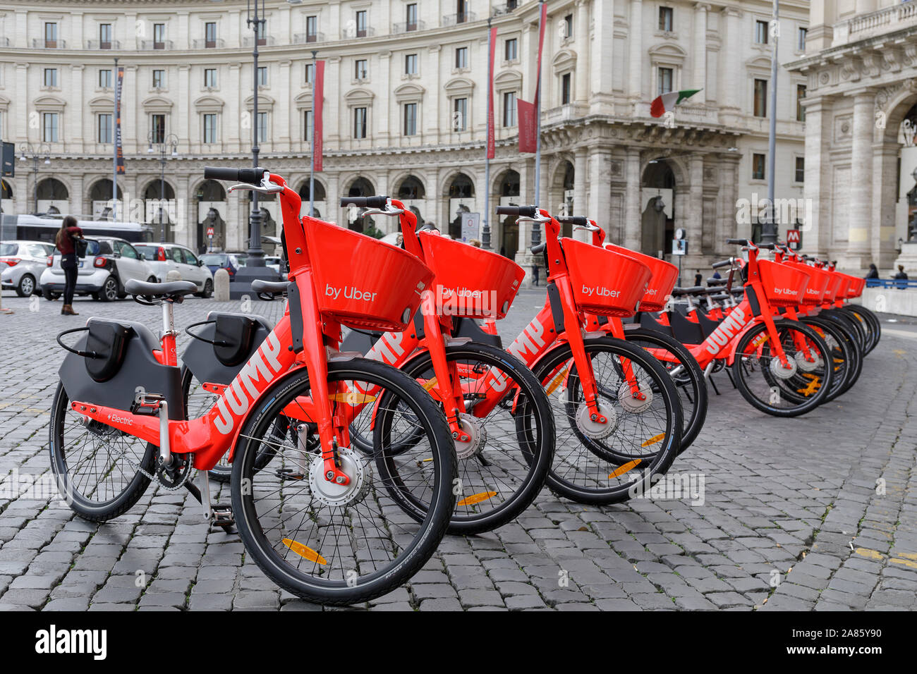 Rome, Italie - 5 novembre, 2019 : service de location de vélos électriques sur la Piazza della Repubblica. Super saut, l'assistance électrique de la location de vélos en libre-service pour se déplacer dans la ville démarre pour la première fois dans la capitale. Banque D'Images