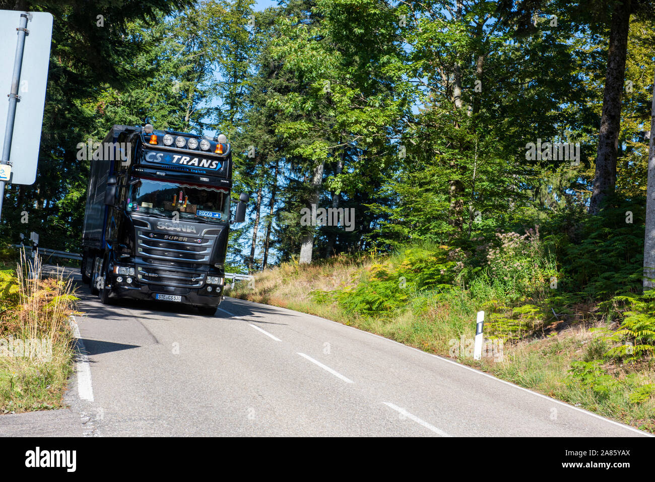 La conduite d'un camion à travers les routes sinueuses de la Forêt-Noire, Allemagne Europe EU Banque D'Images