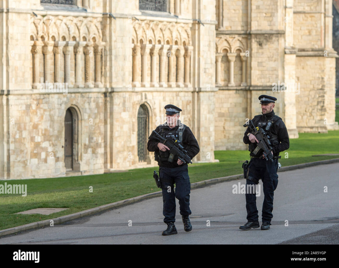 La police armée patrouille dans la Cathédrale de Canterbury dans le Kent pour rassurer les membres du public à la suite des attentats perpétrés au festival de Noël à Berlin en décembre 2016. Banque D'Images
