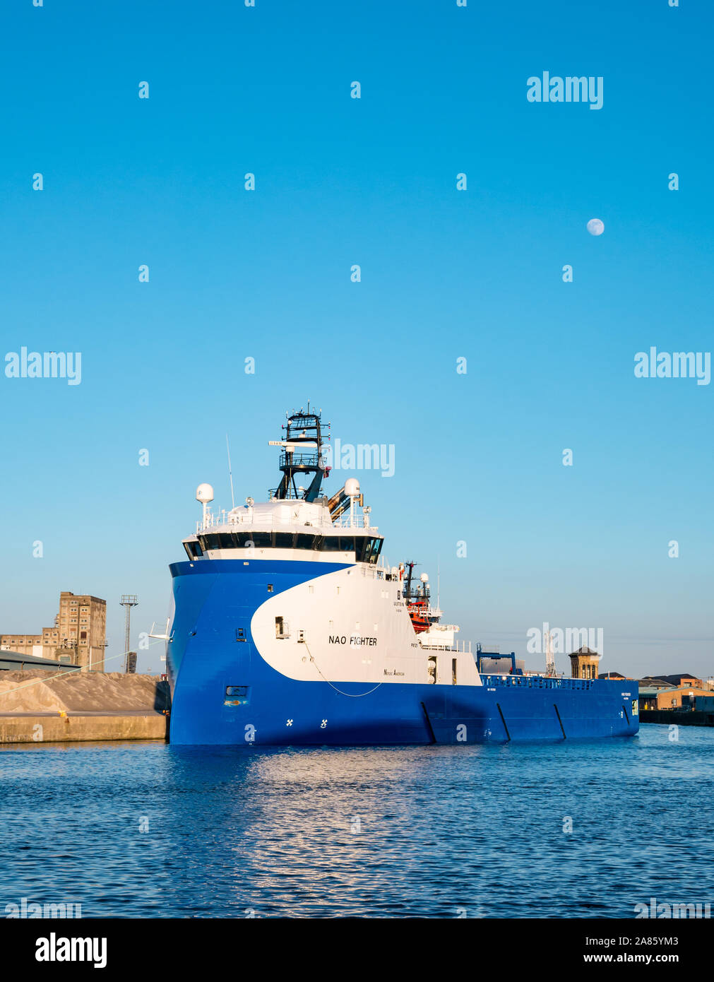 NAO d'approvisionnement à l'étranger chasse bateau amarré dans le port de Leith avec lune, Édimbourg, Écosse, Royaume-Uni Banque D'Images