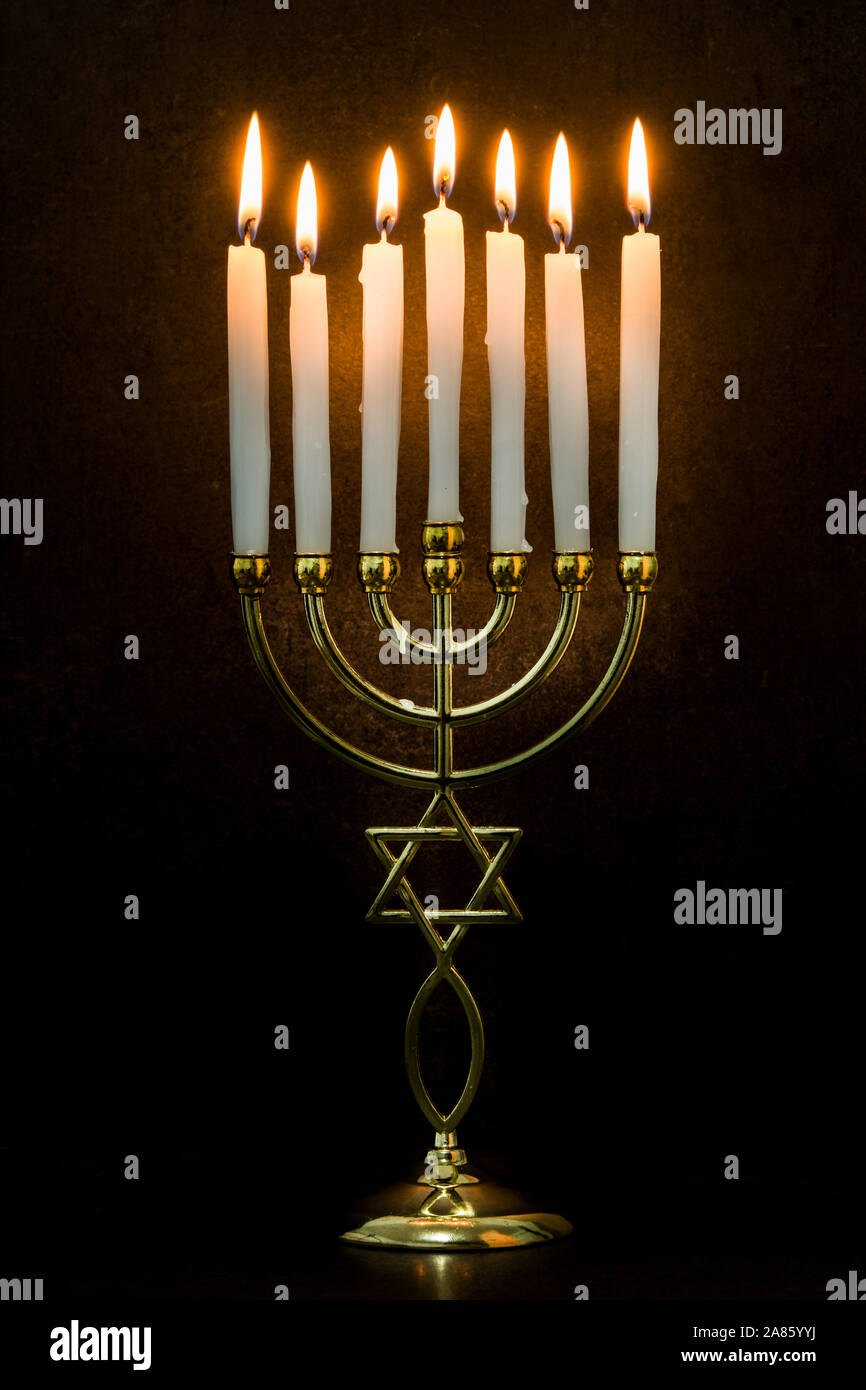 Hanukkah menorah juive sur fond noir. Banque D'Images