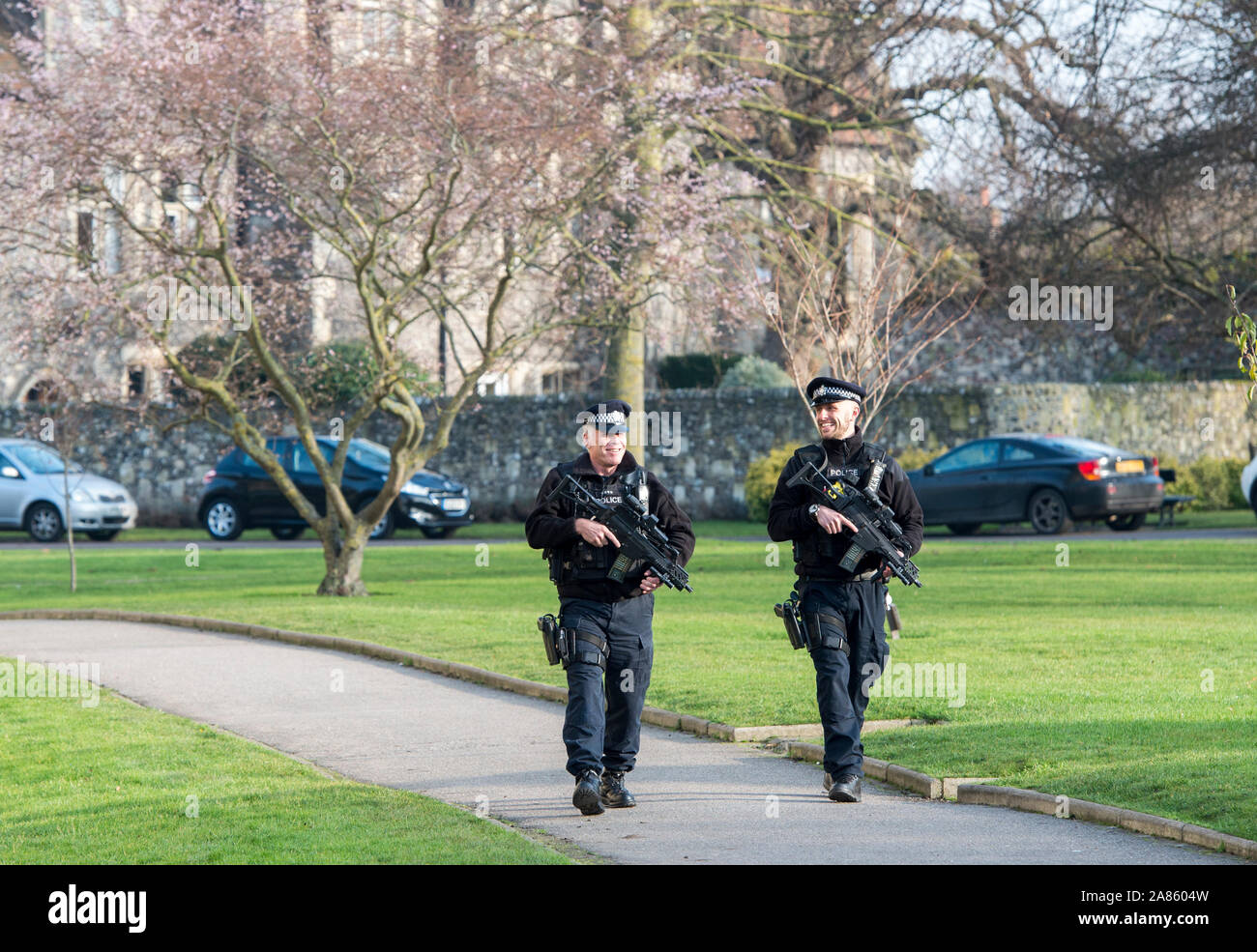 La police armée patrouille dans la Cathédrale de Canterbury dans le Kent pour rassurer les membres du public à la suite des attentats perpétrés au festival de Noël à Berlin en décembre 2016. Banque D'Images