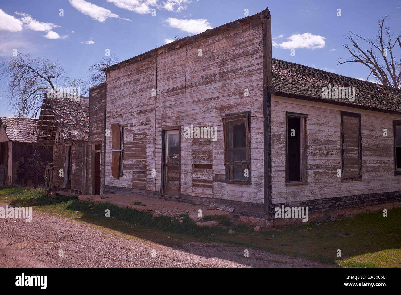 Abandonnée et bâtiments abandonnés le long de la ligne de chemin de fer dans la région de Thompson Springs, Utah, USA Banque D'Images