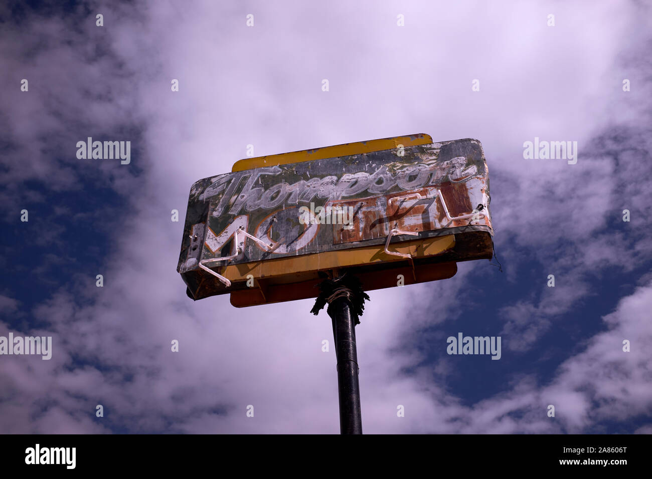 Abandonnée et les apparaux de motel sign par la ligne de chemin de fer dans la région de Thompson Springs, Utah, USA Banque D'Images