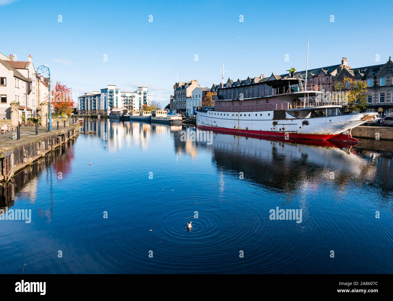 Réflexions dans l'eau de rivière Leith avec conversion d'Ocean Mist de bateau, la rive, Leith, Edinburgh, Ecosse, Royaume-Uni Banque D'Images