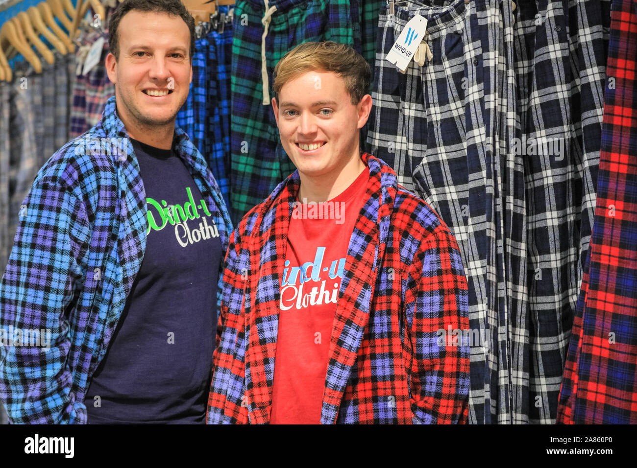 Olympia London, Londres, Royaume-Uni. Nov 6, 2019. Vêtements Liquidation présente certains tartan confortables pyjamas, et les assistants de vente sont heureux de montrer leurs produits. Cette année, l'esprit de Noël présente une collection inégalée de 900 détaillants indépendants boutique designer et les décideurs ainsi que plus de 100 producteurs alimentaires artisanaux au Majestic Olympia Londres Salles d'exposition. La foire est une expérience de magasinage de Noël ouvert au public, et s'exécute jusqu'à Nov 10e cette année. Credit : Imageplotter/Alamy Live News Banque D'Images