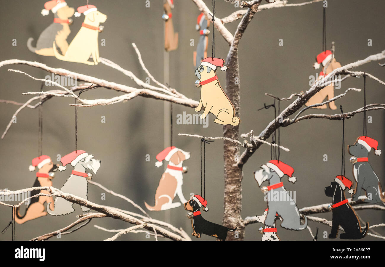 Olympia London, Londres, Royaume-Uni. Nov 6, 2019. Sweet William conçoit vend doggy de décorations de Noël pour l'amoureux de chien. Cette année, l'esprit de Noël présente une collection inégalée de 900 détaillants indépendants boutique designer et les décideurs ainsi que plus de 100 producteurs alimentaires artisanaux au Majestic Olympia Londres Salles d'exposition. La foire est une expérience de magasinage de Noël ouvert au public, et s'exécute jusqu'à Nov 10e cette année. Credit : Imageplotter/Alamy Live News Banque D'Images Olympia London, Londres, Royaume-Uni. Nov 6, 2019. Sweet William conçoit vend doggy de décorations de Noël pour l'amoureux de chien. Cette année, l'esprit de Noël présente une collection inégalée de 900 détaillants indépendants boutique designer et les décideurs ainsi que plus de 100 producteurs alimentaires artisanaux au Majestic Olympia Londres Salles d'exposition. La foire est une expérience de magasinage de Noël ouvert au public, et s'exécute jusqu'à Nov 10e cette année. Credit : Imageplotter/Alamy Live News Banque D'Images