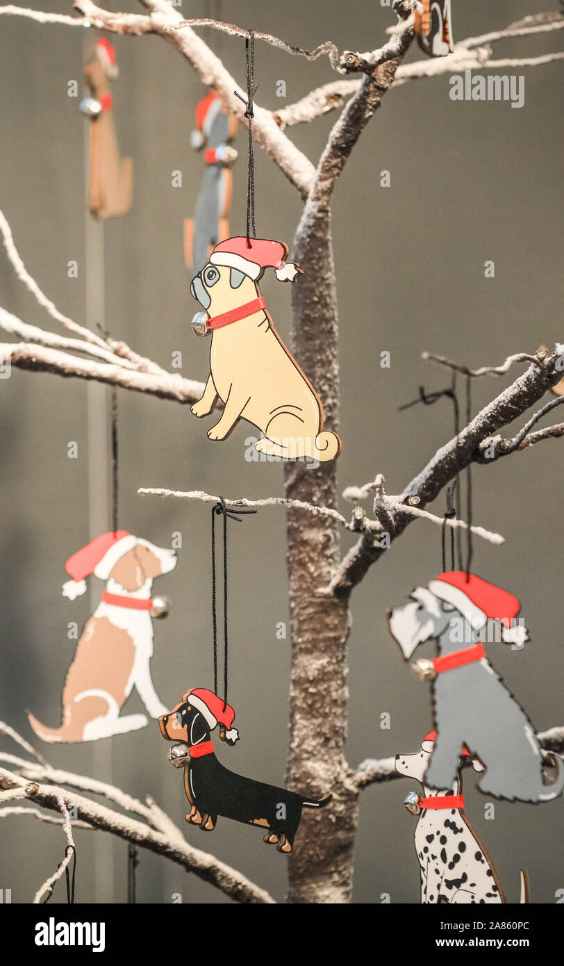 Olympia London, Londres, Royaume-Uni. Nov 6, 2019. Sweet William conçoit vend doggy de décorations de Noël pour l'amoureux de chien. Cette année, l'esprit de Noël présente une collection inégalée de 900 détaillants indépendants boutique designer et les décideurs ainsi que plus de 100 producteurs alimentaires artisanaux au Majestic Olympia Londres Salles d'exposition. La foire est une expérience de magasinage de Noël ouvert au public, et s'exécute jusqu'à Nov 10e cette année. Credit : Imageplotter/Alamy Live News Banque D'Images Olympia London, Londres, Royaume-Uni. Nov 6, 2019. Sweet William conçoit vend doggy de décorations de Noël pour l'amoureux de chien. Cette année, l'esprit de Noël présente une collection inégalée de 900 détaillants indépendants boutique designer et les décideurs ainsi que plus de 100 producteurs alimentaires artisanaux au Majestic Olympia Londres Salles d'exposition. La foire est une expérience de magasinage de Noël ouvert au public, et s'exécute jusqu'à Nov 10e cette année. Credit : Imageplotter/Alamy Live News Banque D'Images