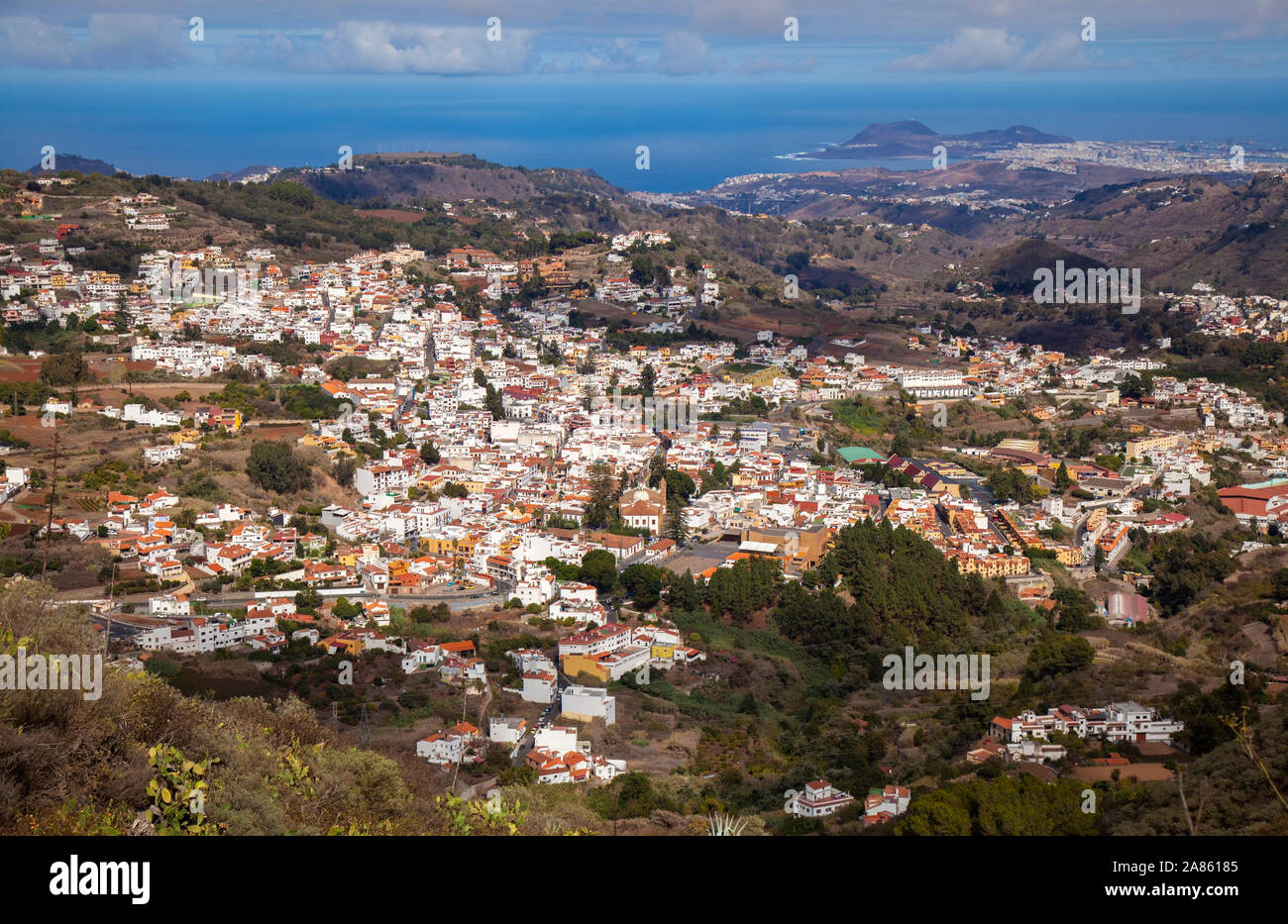 Gran Canaria, octobre, vue aérienne sur la ville historique de Teror, Las Palmas à grande distance Banque D'Images