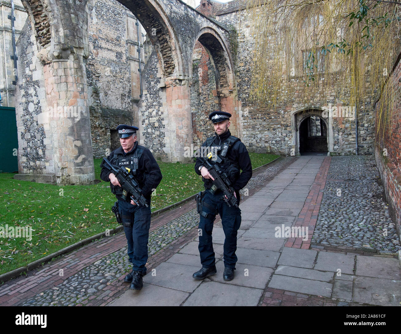 La police armée patrouille dans la Cathédrale de Canterbury dans le Kent pour rassurer les membres du public à la suite des attentats perpétrés au festival de Noël à Berlin en décembre 2016. Banque D'Images