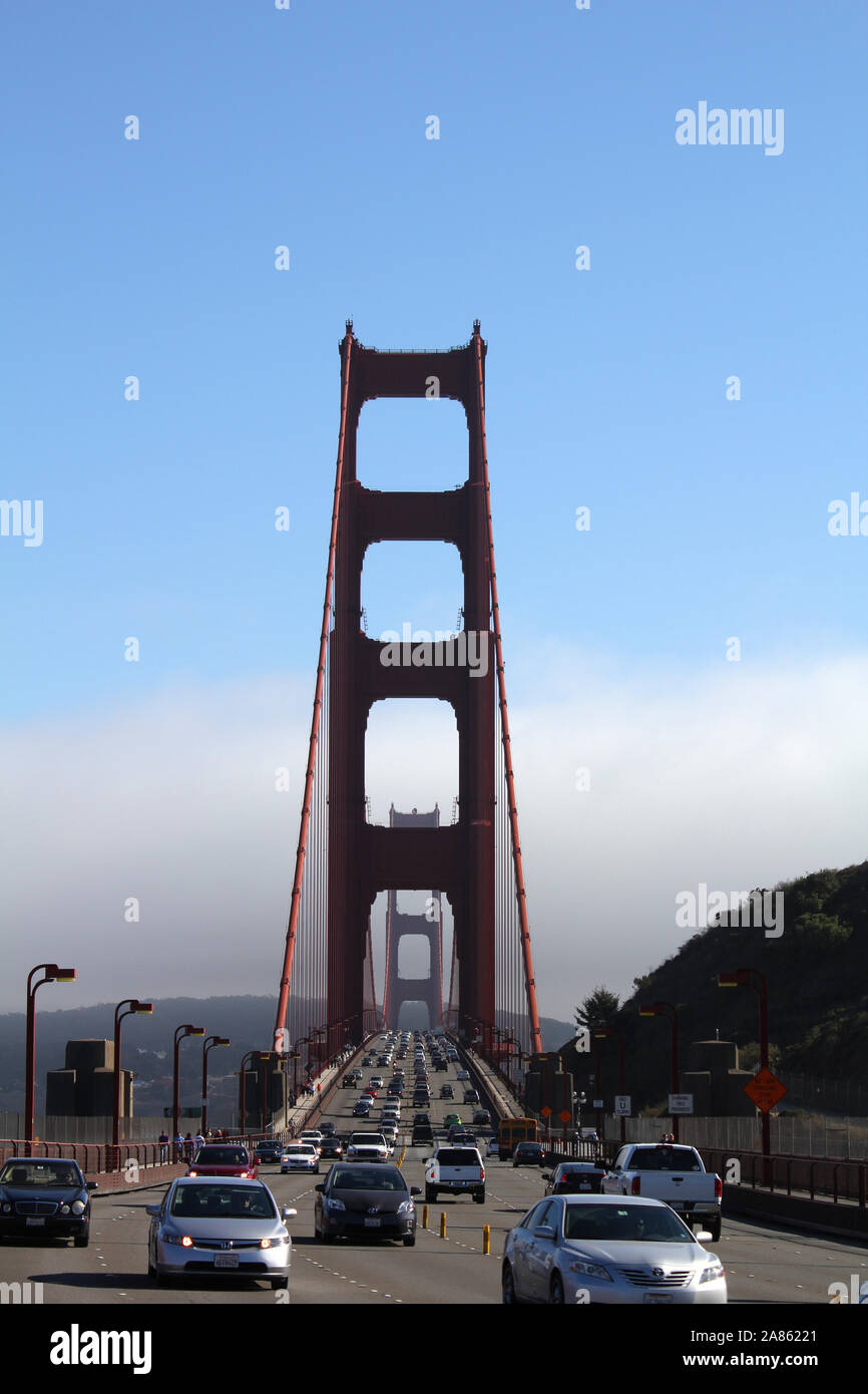 SAN FRANCISCO, États-Unis d'Amérique - 13 SEPTEMBRE : le trafic sur le pont du Golden Gate, le 13 septembre 2012 à San Francisco, Californie, USA. Golden Banque D'Images