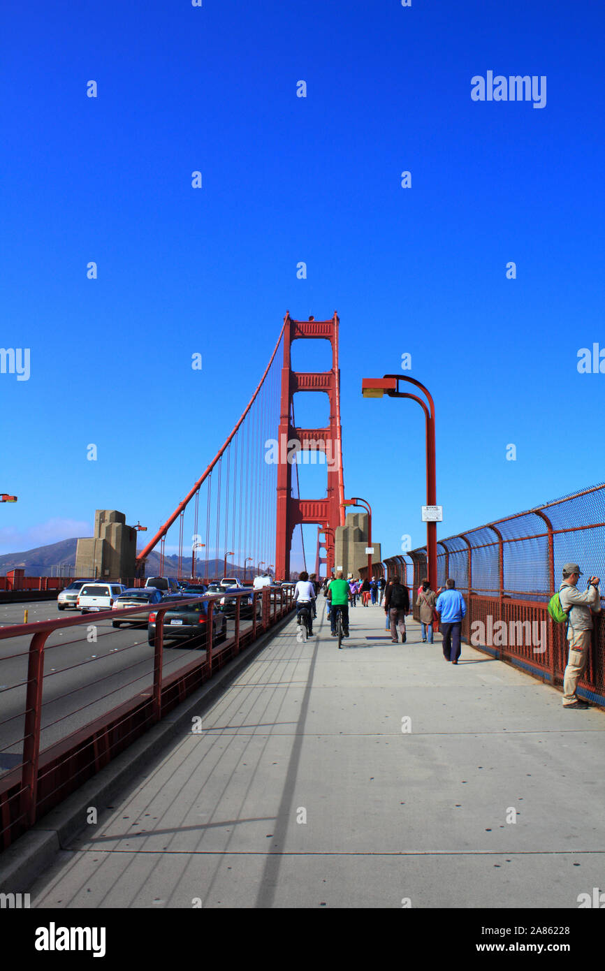 SAN FRANCISCO, États-Unis d'Amérique - 13 SEPTEMBRE : les touristes marchant à travers le Golden Gate Bridge le 13 septembre 2012 à San Francisco, fabriquées main e Banque D'Images