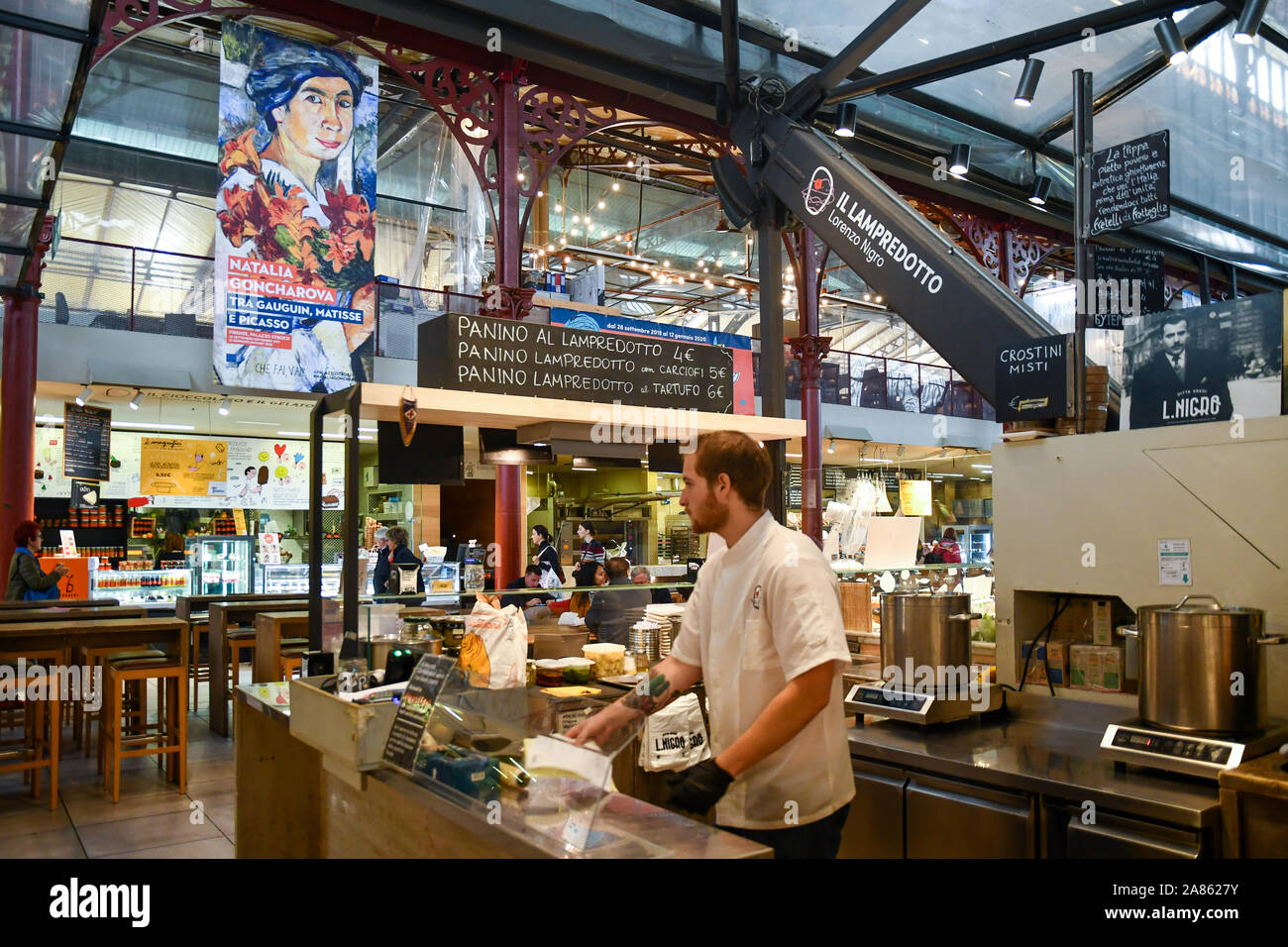 La cuisine jeune homme lampredotto tripes sandwiches dans un stand au marché central de San Lorenzo, dans le centre-ville de Florence, Toscane, Italie Banque D'Images
