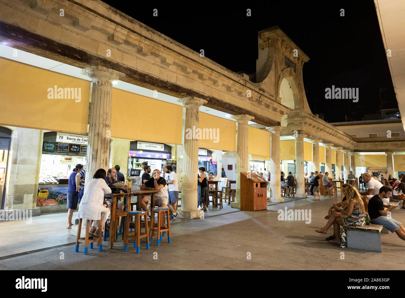 Des stands de nourriture du soir au Mercado Central de Abastos, Cadix, Andalousie, Espagne, Europe Banque D'Images