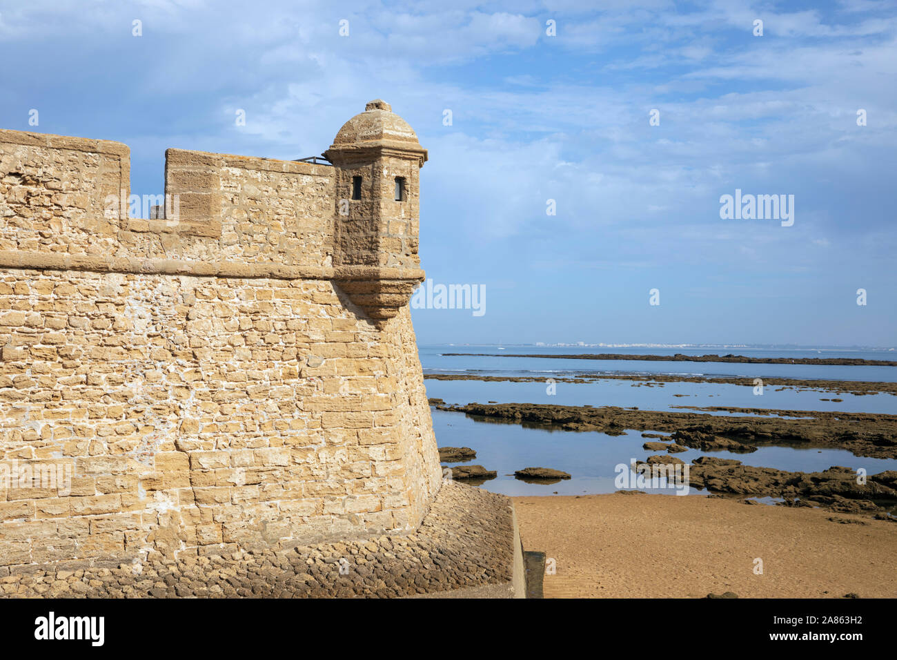 Tourelle et murs de pierre de Castillo de San Sebastian à marée basse dans la lumière du soleil du matin, Cadix, Andalousie, Espagne, Europe Banque D'Images