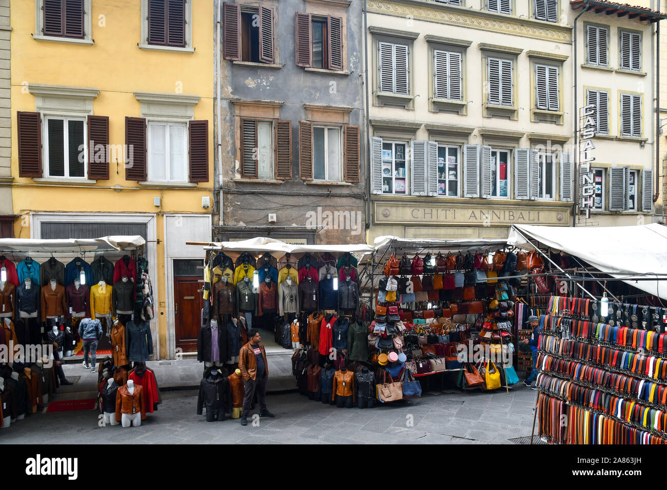 Portrait du marché de rue avec des stands d'articles en cuir dans la zone du marché central de San Lorenzo, dans le centre-ville de Florence, Toscane, Italie Banque D'Images