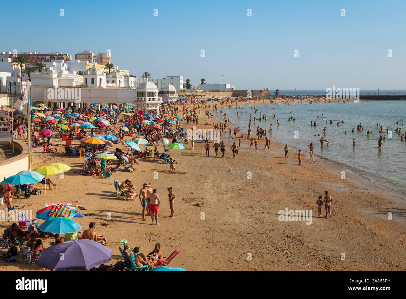 Vue sur l'animation de Playa La Caleta sur une après-midi d'été ensoleillé, Cadix, Andalousie, Espagne, Europe Banque D'Images