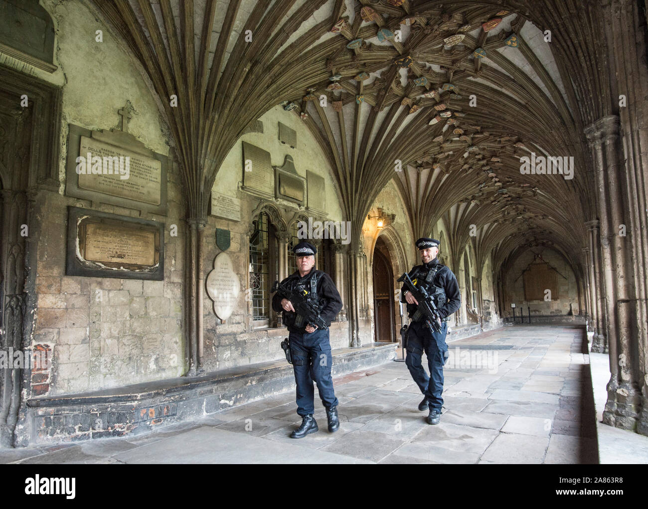 La police armée patrouille dans la Cathédrale de Canterbury dans le Kent pour rassurer les membres du public à la suite des attentats perpétrés au festival de Noël à Berlin en décembre 2016. Banque D'Images
