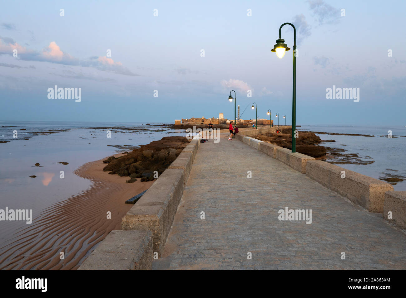 Avenida Fernando Quinones conduisant au Castillo de San Sebastian à marée basse en début de matinée, Cadix, Andalousie, Espagne, Europe Banque D'Images