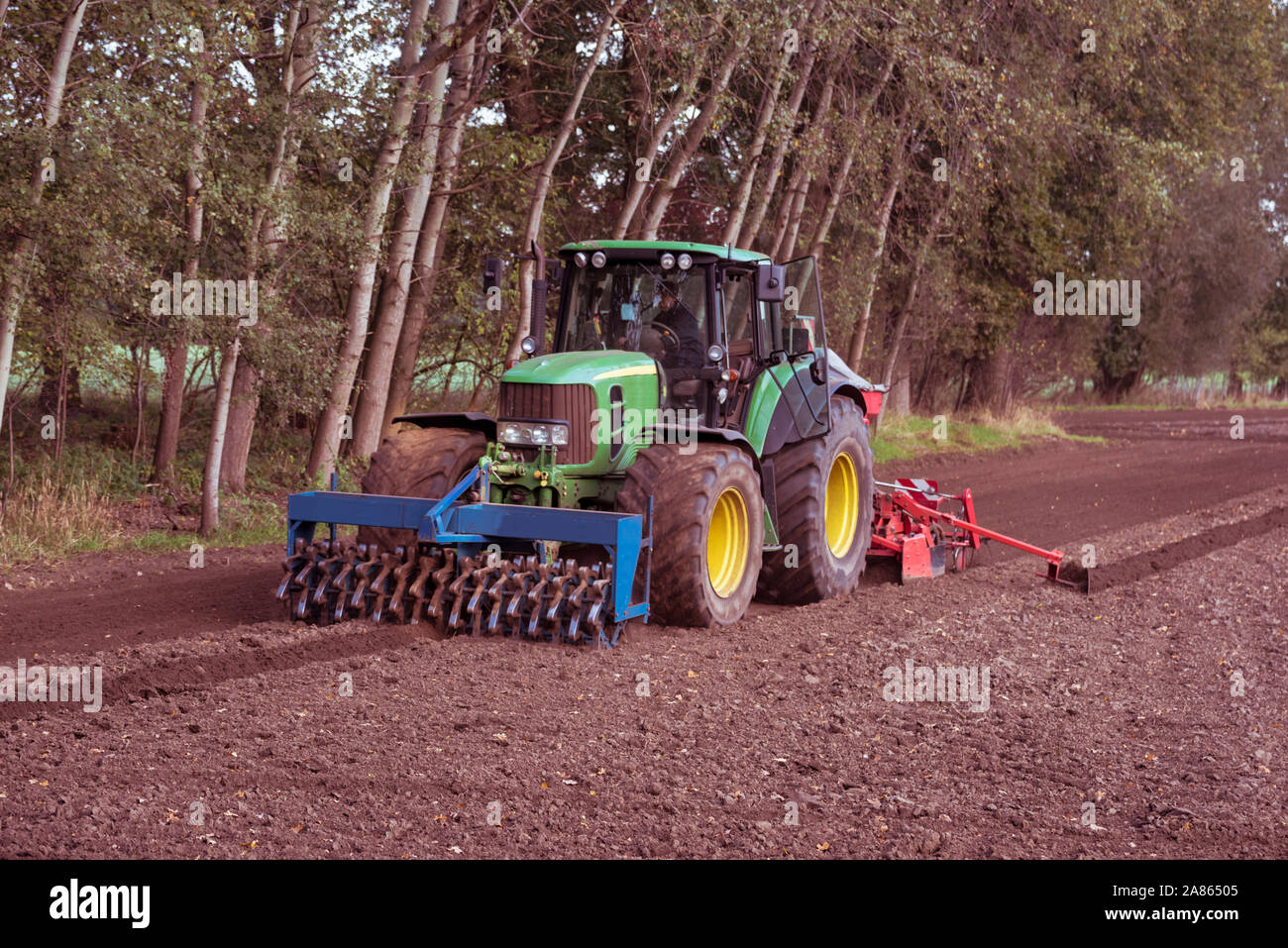 Gütersloh, Allemagne 10.14. 2019 tracteur avec semoir et avant l'emballeur qui compacte le sol en profondeur le punctiformly Banque D'Images