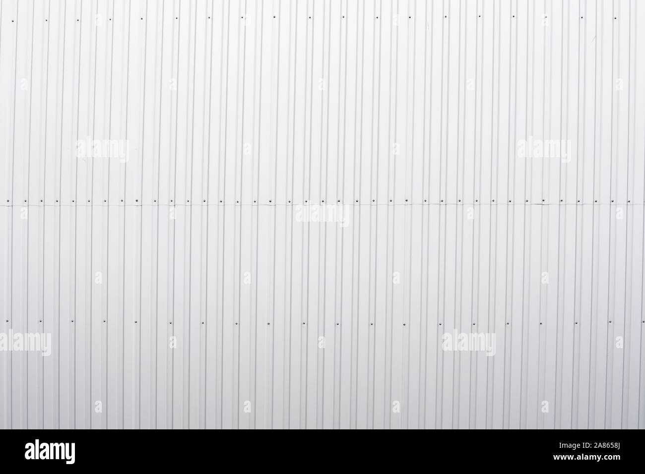 Feuille de métal ondulé blanc surface texture du mur. Fond en acier galvaniser. Banque D'Images