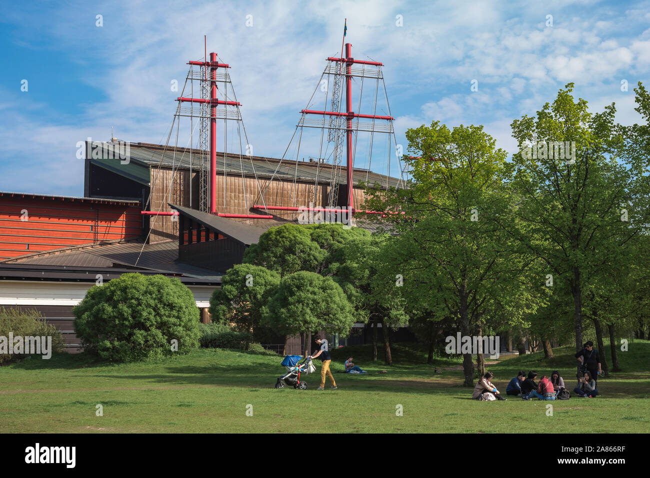 Parc de Stockholm de l'été, vue sur le Galarparken sur l'île Djurgarden avec le musée Vasa (Vasamuseet) bâtiment dans la distance, Stockholm, Suède. Banque D'Images